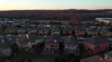 Bu video, Güney Brunswick, NJ 'deki banliyö evlerinin gün batımını gösteriyor.