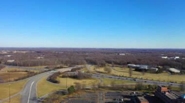 Bu video Princeton, New Jersey 'deki otoyol kavşağının ve birinci güzergahın hava görüntülerini gösteriyor.. 