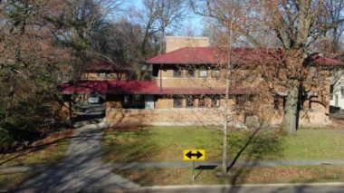Bu, Oak Park, Illinois 'deki tek bir aile evinin havadan çekilmiş görüntüsü. Oak Park Chicago 'nun birçok banliyösünden biridir..