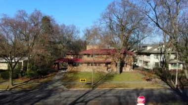 Bu, Oak Park, Illinois 'deki tek bir aile evinin havadan çekilmiş görüntüsü. Oak Park Chicago 'nun birçok banliyösünden biridir..