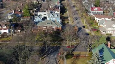 Bu, Oak Park, Illinois 'deki tek bir aile evinin havadan çekilmiş görüntüsü. Oak Park Chicago 'nun birçok banliyösünden biridir..