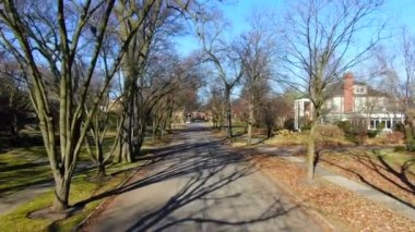 Bu, Oak Park, Illinois 'deki tek bir aile evinin havadan çekilmiş görüntüsü. Oak Park Chicago 'nun birçok banliyösünden biridir..
