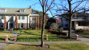 Bu, Oak Park, Illinois 'deki tek bir aile evinin havadan çekilmiş görüntüsü. Oak Park Chicago 'nun birçok banliyösünden biridir..