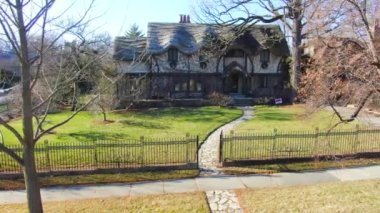 Bu, Oak Park, Illinois 'deki tek bir aile evinin havadan çekilmiş görüntüsü. Oak Park Chicago 'nun birçok banliyösünden biridir..