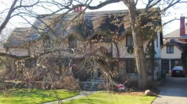 Bu, Oak Park, Illinois 'deki tek bir aile evinin havadan çekilmiş görüntüsü. Oak Park Chicago 'nun birçok banliyösünden biridir..