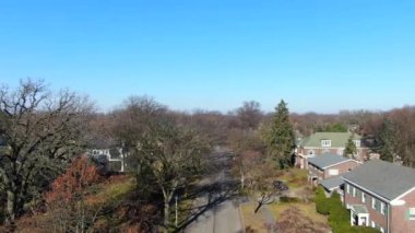 Bu, Oak Park, Illinois 'deki tek bir aile evinin havadan çekilmiş görüntüsü. Oak Park Chicago 'nun birçok banliyösünden biridir..