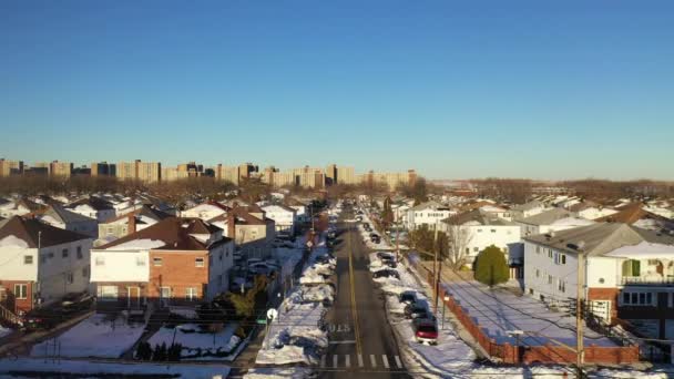 Toto Video Ukazuje Večerní Pohled Zasněžené Domy Brooklynu — Stock video