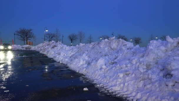这是纽约布鲁克林市卡纳西码头公园的一个大雪堆的照片 — 图库视频影像
