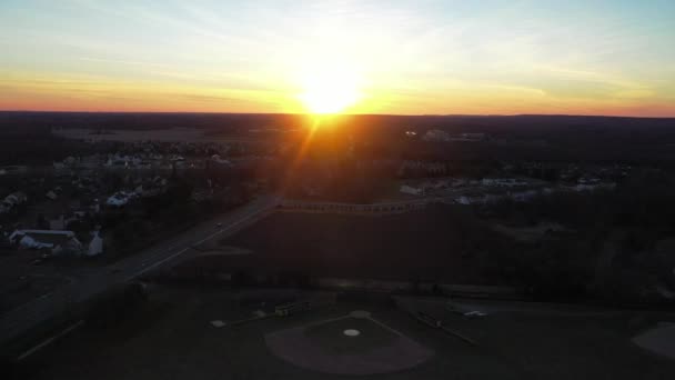 このビデオは ニュージャージー州サウスブランズウィックの郊外の家の日没ビューを示しています — ストック動画