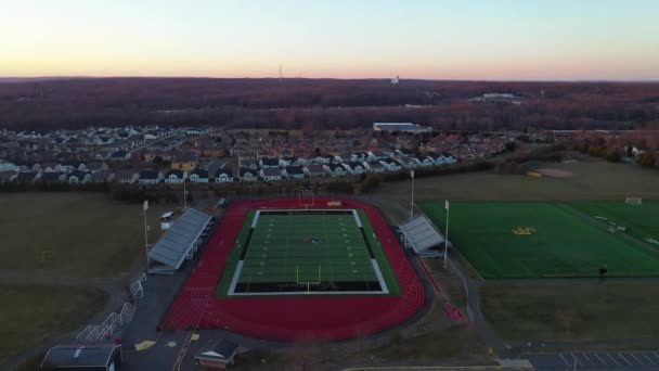 このビデオは サウスブランズウィック高校のサッカー場の空中ビューを示しています — ストック動画