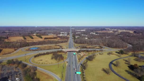 このビデオでは ニュージャージー州プリンストンのルート1と高速道路のインターチェンジの空中ビューを表示します — ストック動画