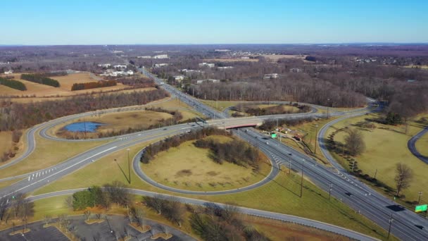 このビデオでは ニュージャージー州プリンストンのルート1と高速道路のインターチェンジの空中ビューを表示します — ストック動画
