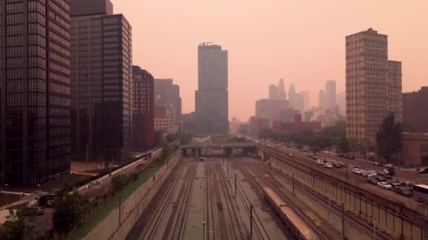 布鲁克林和纽约市的空气质量是世界上最差的 因为来自加拿大野火的烟雾滚滚而来 — 图库视频影像