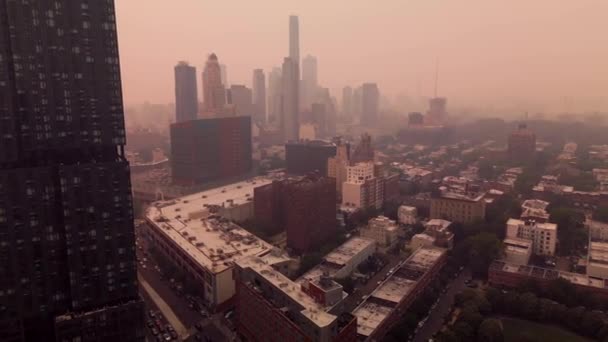 ブルックリンとニューヨーク市はカナダの野火ロールから煙として世界で最悪の空気品質を持っています — ストック動画