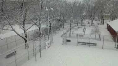 Bu Brooklyn 'deki Linden Park' taki karla kaplı ağaçların hava manzarası..