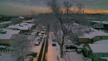 Bu video günbatımındaki kar fırtınasından sonra Brooklyn, New York 'un büyüleyici manzaralarını gösteriyor.