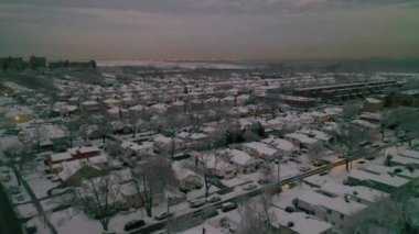 Bu video günbatımındaki kar fırtınasından sonra Brooklyn, New York 'un büyüleyici manzaralarını gösteriyor.