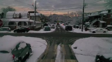 Bu video günbatımındaki kar fırtınasından sonra Brooklyn, New York 'un büyüleyici manzaralarını gösteriyor.