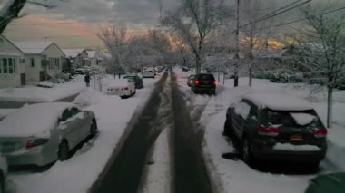 Bu video günbatımındaki kar fırtınasından sonra Brooklyn, New York 'un büyüleyici manzaralarını gösteriyor.