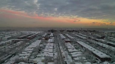 Bu video günbatımındaki kar fırtınasından sonra Brooklyn, New York 'un büyüleyici manzaralarını gösteriyor.