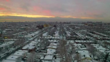 Bu video günbatımındaki kar fırtınasından sonra Brooklyn, New York 'un büyüleyici manzaralarını gösteriyor.