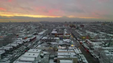 Bu video günbatımındaki kar fırtınasından sonra Brooklyn, New York 'un büyüleyici manzaralarını gösteriyor.