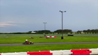 Bu video go-kart yarışlarında yarışan genç yarışçıların görüntülerini gösteriyor..