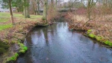 Bu video, Kuzey Brunswick, NJ 'deki Sabella Parkı' ndaki küçük bir derenin hava görüntülerini gösteriyor..