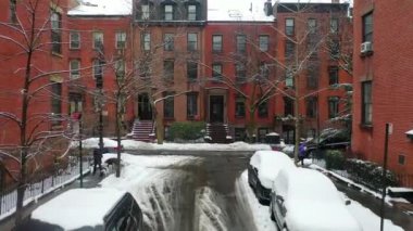 Bu video Brooklyn 'deki karla kaplı evlerin akşam sokak manzarasını gösteriyor..  
