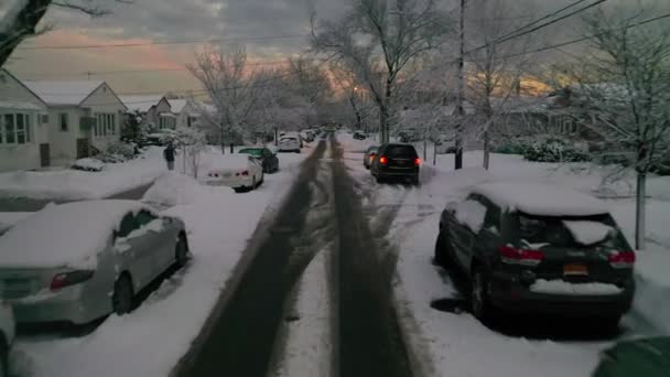 这段视频展示了日落期间暴风雪过后纽约布鲁克林社区令人惊叹的景色 — 图库视频影像