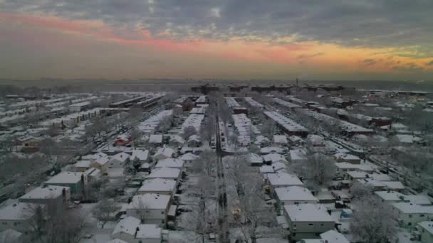 このビデオは 日没の間に雪が降った後 ニューヨークのブルックリン周辺の素晴らしい景色を示しています — ストック動画