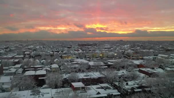 这段视频展示了日落期间暴风雪过后纽约布鲁克林社区令人惊叹的景色 — 图库视频影像