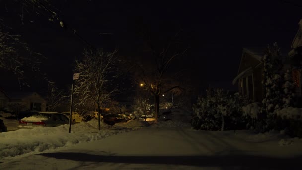Evening Street Shot Pokrytej Śniegiem Dzielnicy — Wideo stockowe