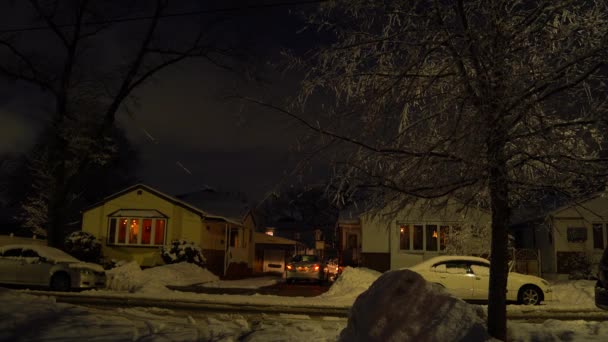 雪に覆われた近所の夜通しショット — ストック動画
