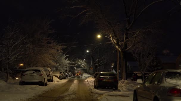 Evening Street Shot Snow Covered Neighborhood — Stock Video