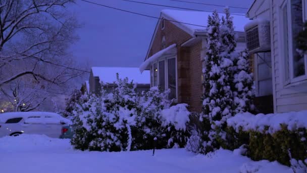 Este Video Muestra Una Vista Nocturna Las Casas Cubiertas Nieve — Vídeos de Stock