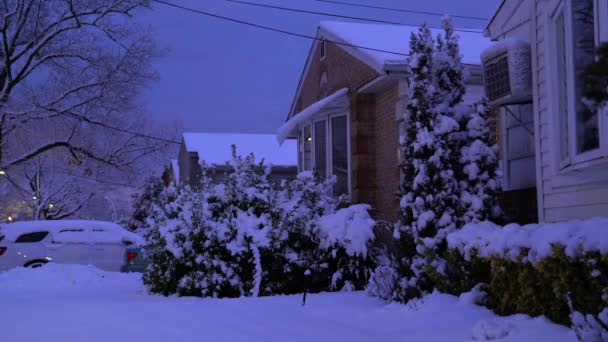 Dieses Video Zeigt Einen Abendlichen Blick Auf Verschneite Häuser Den — Stockvideo