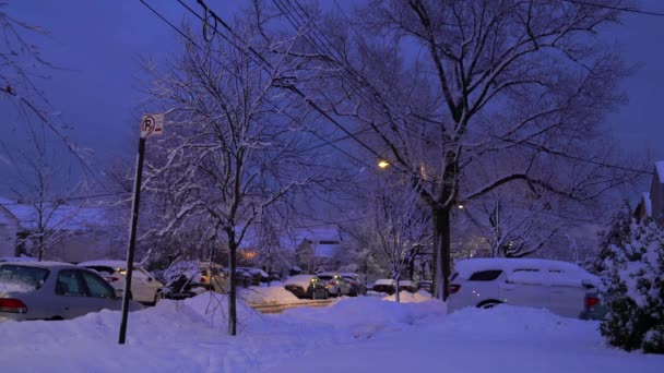 夜街被白雪覆盖的街坊开枪击中 — 图库视频影像