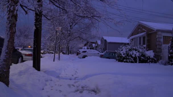 Evening Street Shot Snow Covered Neighbourborhood — Stock video