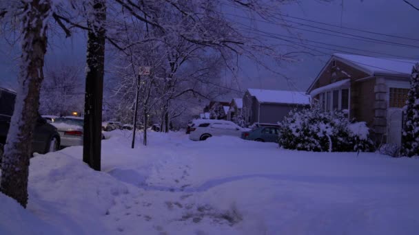 Karla Kaplı Bir Mahallenin Akşam Sokakları Çekimi — Stok video