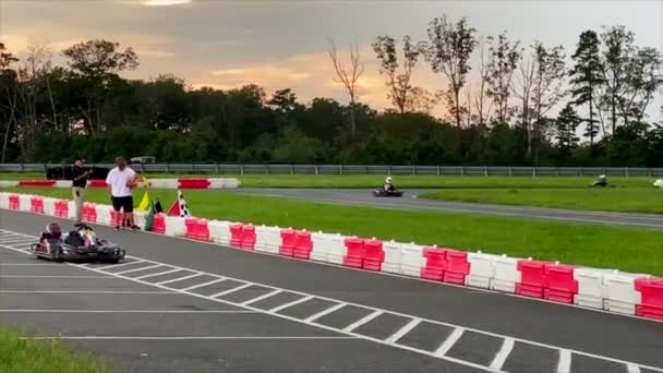 Este Vídeo Mostra Visualizações Pilotos Adolescentes Competindo Série Corrida Kart — Vídeo de Stock