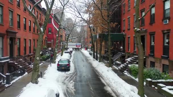 Ten Film Pokazuje Widok Ulicę Pokrytych Śniegiem Domów Dzielnicy Brooklynu — Wideo stockowe