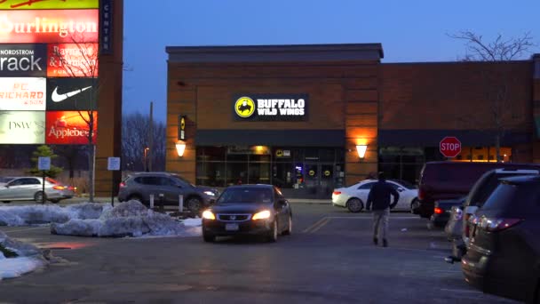 Vista Nocturna Restaurante Buffalo Wild Wings — Vídeos de Stock