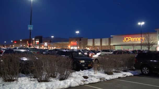 このビデオは大きなショッピングセンターと駐車場の夜景を示しています — ストック動画