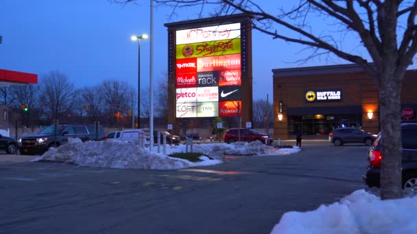 Video Büyük Bir Alışveriş Merkezi Otoparkın Gece Görüşünü Gösteriyor — Stok video