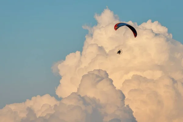 Flying Motorized Paraglide Cloudy Day Flying Glider Example Adrenaline Sport — Stock Photo, Image