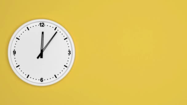 Κίτρινο Ρολόι Τοίχου Απομονώνονται Λευκό Φόντο Ρολόι Λεπτά Πόδια Αργά — Αρχείο Βίντεο