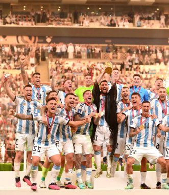 Luseyl, Katar - 18 Aralık 2022: Lionel Messi ve takım arkadaşları 18 Aralık 2022 tarihinde Luseyl Stadyumu 'nda oynanan Dünya Kupası karşılaşmasında şampiyonluk kupası ile kutlama yaptılar.