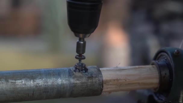 Electric Screwdriver Screw Screw Wooden Plank Screwdriver Screw Lag Bolt — Vídeo de Stock