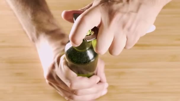 Öffnen Eine Flasche Soda — Stockvideo